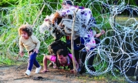 شريط شائك على حدود المجر لوقف تدفق اللاجئين لأوروبا