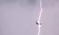 فيديو: برق يضرب طائرة ركاب خلال تحليقها بالجو