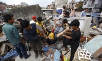 هزّة أرضيّة بقوّة 7.9 في نيبال توقع أكثر من 450 قتيلًا
