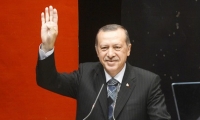 أردوغان يرفع دعوى ضد صحيفة اتهمته بتسليم أسلحة لمسلحين بسوريا
