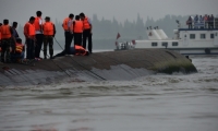 عاصفة تغرق سفينة تقل 458 شخصًا في الصين