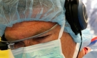 طبيب أميركي يجري عملية جراحية بنظارة 