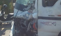 اصابة متوسطة لسائق شاحنة بحادث طرق