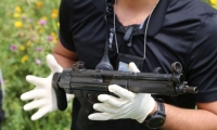 ضبط سلاح MP5 مدفون بالارض واعتقال مشتبهين