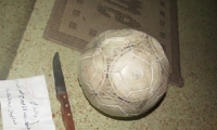 عائلة من قلنسوة: وجدنا كرة امام منزلنا عليها سكين ورسالة تهديد لطفلنا