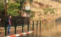 مياه الأمطار تتسبب باغلاق شارع رمانة - العزير