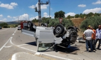 حادث بين حافلة وأربع سيارات وحادث انقلاب شاحنة 