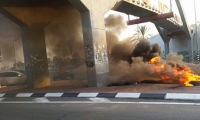 محتجون يشعلون اطارات في مدخل الطيبة احتجاجا على العملية الارهابية