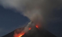 إغلاق أربعة مطارات في اندونيسيا بسبب ثوران بركان