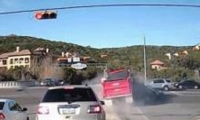 فيديو: شاحنة تقطع الاشارة الحمراء وتحطم سيارات في طريقها