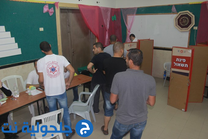 طاقم مسعفين ينظم حملة للتبرع بالدم في جلجولية 