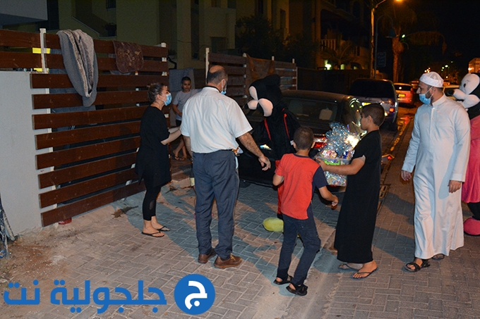 طلاب دار القرأن الكريم يوزعون الهدايا على اطفال جلجولية بمناسبة العيد 