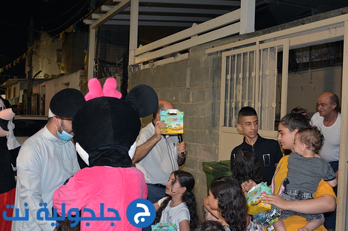 طلاب دار القرأن الكريم يوزعون الهدايا على اطفال جلجولية بمناسبة العيد 