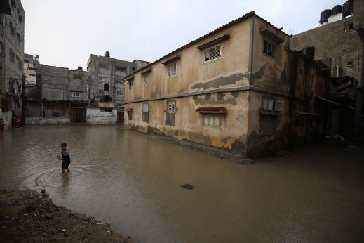 الأمطار الغزيرة تغرق مدينة خانيونس في قطاع غزة 