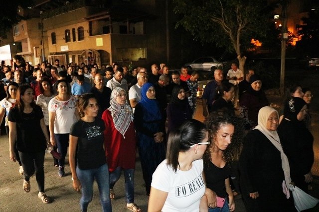 المئات في مجد الكروم يحتجون على قتل هبة مناع