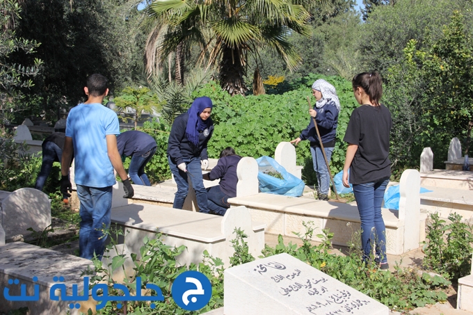 عمال المجلس وطلاب الثانوية في يوم تطوعي لتنظيف المقبرة 