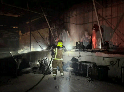 إندلاع حريق كبير في مبنى صناعي في كفر قاسم