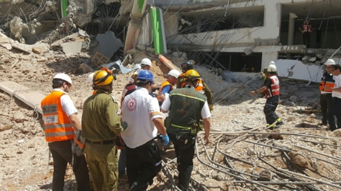 انقطاع اتصال مع أحد المفقودين في انهيار مبنى تل أبيب