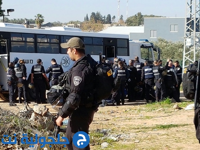اليات الهدم الاسرائيلية معززة بقوات كبيرة من الشرطة تقتحم قلنسوة