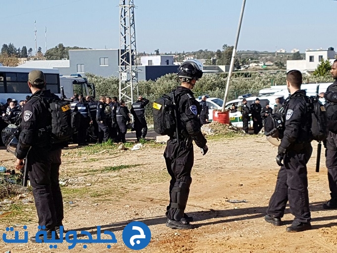 اليات الهدم الاسرائيلية معززة بقوات كبيرة من الشرطة تقتحم قلنسوة