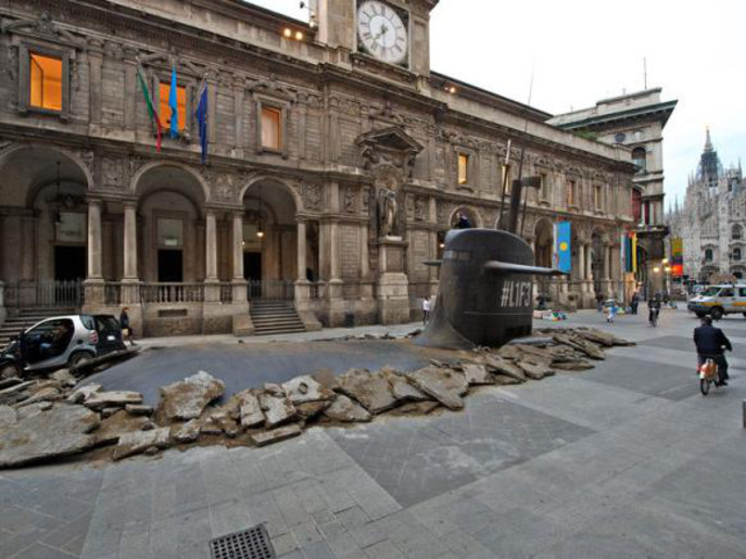 غواصة تخترق شوارع ميلانو الإيطالية