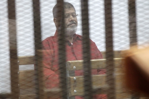 مرسي مرتديًا زي الإعدام لأول مرة أمام المحكمة