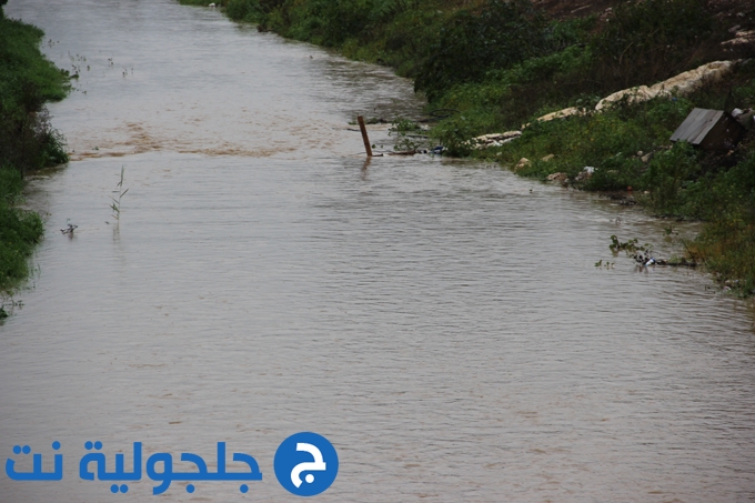 بسبب الامطار الغزيرة , المياه تجري في وادي قانا