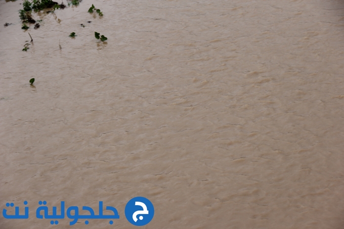 بسبب الامطار الغزيرة , المياه تجري في وادي قانا